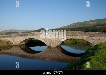 Doppelt gewölbte Straße Brücke  Haylands Steinbrücke über den Fluss Ure, Hawes, Wensleydale, England, UK Stockfoto