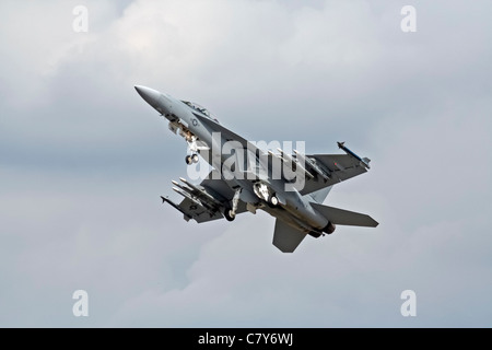 Die Boeing F-18 Super Hornet, Teil der Flotte der US Navy, wurde 2010 auf der Farnborough International Trade Airshow vorgestellt. Es ist ein Hochleistungsjäger mit Multifunktionsfunktionen, der sowohl Angriffs- als auch Luftverteidigungsoperationen durchführt. Stockfoto
