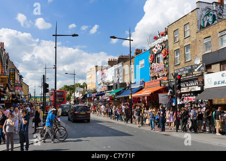 Geschäfte auf der Camden High Street, Camden Town, Nord-London, England, Vereinigtes Königreich Stockfoto
