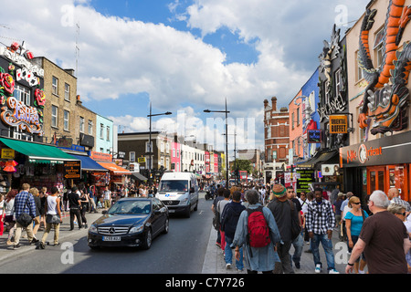 Geschäfte auf der Camden High Street, Camden Town, Nord-London, England, Vereinigtes Königreich Stockfoto