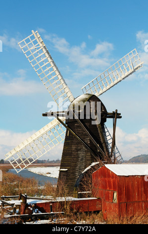 Winterszene von Herringfleet Smock Mill (Windpump), den Norfolk und Suffolk Broads, River Waveney, Suffolk, England, Vereinigtes Königreich Stockfoto