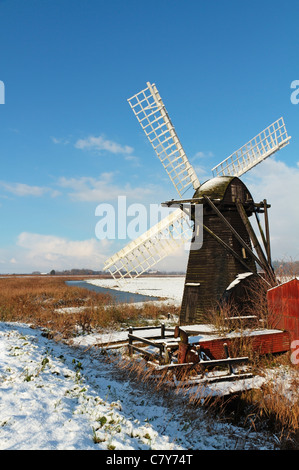 Winterszene von Herringfleet Smock Mill (Windpump), den Norfolk und Suffolk Broads, River Waveney, Suffolk, England, Vereinigtes Königreich Stockfoto