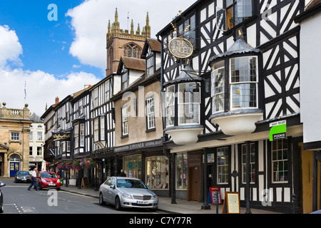 Geschäfte auf der Broad Street im Zentrum der alten Stadt, Ludlow, Shropshire, England, UK Stockfoto