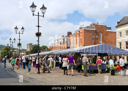 Straßenmarkt in Schlossplatz im Zentrum der Altstadt mit dem Schloss hinter Ludlow, Shropshire, England, UK Stockfoto