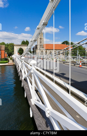 19. Jahrhundert Hängebrücke über den Fluss Themse in Marlow mit All Saints Church hinter, Buckinghamshire, England, UK Stockfoto