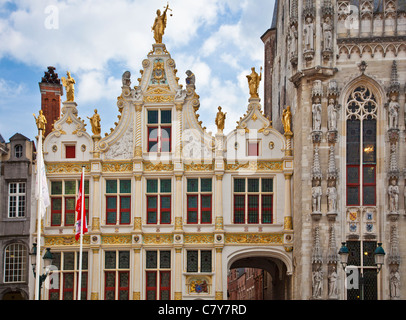 Fassade des 16. Cent Renaissance alten Standesamt & Teil 14. Cent gotische Rathaus oder Stadhuis, Burgplatz, Brügge, Belgien Stockfoto