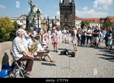 Prag, Tschechische Republik - Jazz-Band spielt Musik auf Charles Brücke Stockfoto