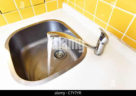 Wasserhahn Nahaufnahme mit fließendem Süßwasser. Stockfoto