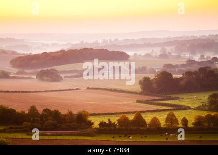 Einen frühen Herbst Sonnenaufgang Blick vom Martinsell Hill in Vale of Pewsey in Wiltshire, England, UK Stockfoto