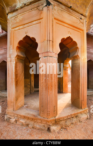Teil der Ruinen der antiken Architektur. Säulen mit Bögen aus Terrakotta Steinen gebaut Stockfoto