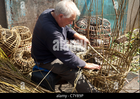 Newlyn, Cornwall, UK - Fischer bildet Lobster pot Stockfoto