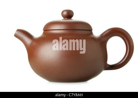 Chinesischen Ton Teekanne über dem weißen Hintergrund isoliert Stockfoto