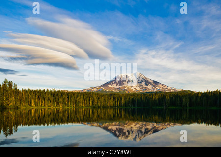 Mount Adams vom Takhlakh See, mit linsenförmige Wolken im Himmel; Gifford Pinchot National Forest, Washington. Stockfoto