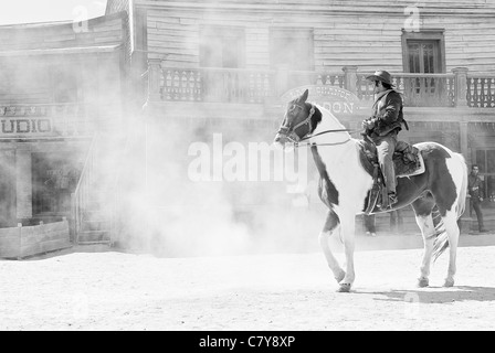 Schauspieler bringen Leben in eines der Sets für Sergio Leones Spaghetti-Western in der spanischen Wüste gebaut im wilden Westen Stockfoto