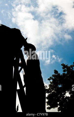 Silhouette Mann auf letztere gegen Haus Stockfoto