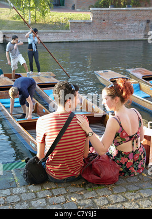 Junges Paar beobachten Stechkahn fahren auf dem Fluss Cam Cambridge UK Stockfoto