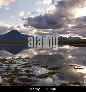 Silhouette der Red Cuillin Berge spiegelt sich im ruhigen Meer Loch an der unteren Breakish, Isle Of Skye, Schottland, Großbritannien Stockfoto