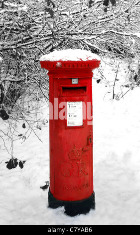 Einen traditionellen britischen roten Briefkasten im Schnee, England Stockfoto