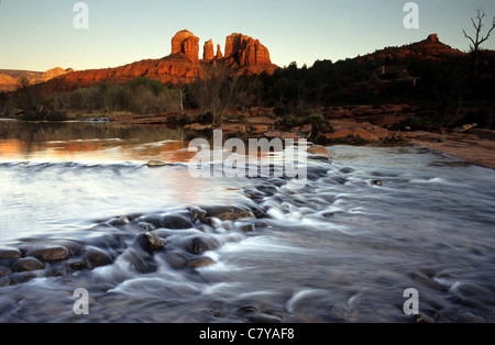 USA, Cathedral Rock am Oak Creek in Sedona Arizona bei Sonnenuntergang Stockfoto