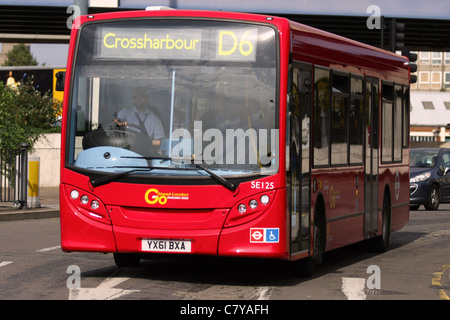 eine einzelne rote Londoner Doppeldeckerbus Stockfoto