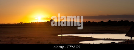 Sonnenaufgang über der Savanne, Grasland und See in der Voi Wildlife Lodge, Tsavo East Nationalpark, Kenia Stockfoto