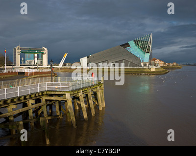 Die tiefen Aquarium und Gezeiten Barriere, Rumpf Uferpromenade am Fluss Humber, East Yorkshire, England Stockfoto