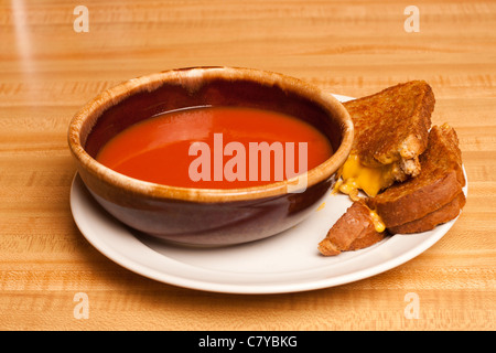 Tomatensuppe, die gemeinsame Nutzung einer Platte mit einem Schnitt gegrilltes Käse-sandwich Stockfoto