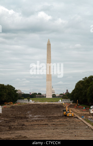 Blick auf die National Mall, Washington DC mit Blick auf das Denkmal und Renovierungen zu den pools Stockfoto