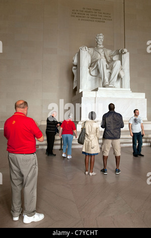 Touristen auf dem Lincoln Memorial, Washington DC USA Stockfoto