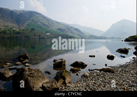 Morgennebel - Crummock Wasser im englischen Lake District Stockfoto