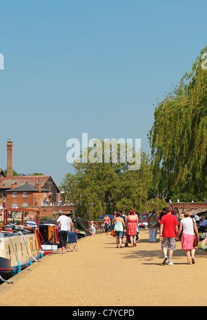 Touristen, die am Flussufer des Avon in Stratford-upon-avon, Warwickshire, England, Großbritannien, spazieren und entspannen Stockfoto