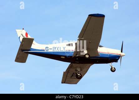 Leichtflugzeug Leeds Bradford Piper PA-28-151 Cherokee Krieger G-BXLY Stockfoto