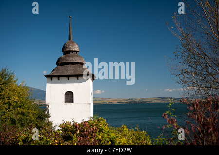 Turm der Kirche der Jungfrau Maria am Ufer des Liptovska Mara-Damm, Slowakei Stockfoto