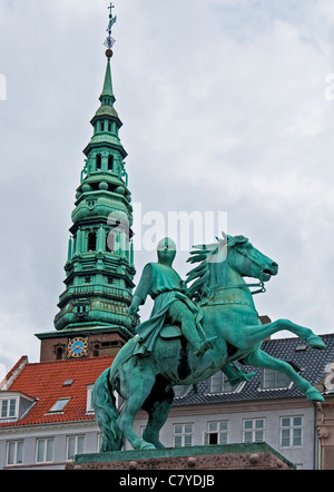 Reiterstatue von Bischof Absalon mit Kirchturm der St.-Nikolaus-Kirche in Kopenhagen Stockfoto