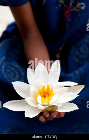 Junge Inderin Nymphaea Alba hält. White Lotus oder europäischen Weiße Seerose Stockfoto