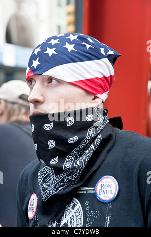 rechts trifft links als frische konfrontiert ausweichend jungen männlichen mischt sich Ron Paul Unterstützer mit Occupy Wall Street Demonstranten NYC Stockfoto