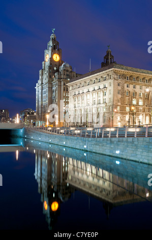 Die Leber-Gebäude und Pier Head Bereich bei Nacht, Liverpool, Merseyside, England, UK Stockfoto