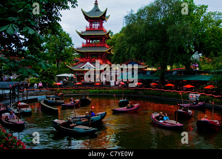 Drachen Boot See im Vergnügungspark Tivoli Gardens in Kopenhagen Stockfoto