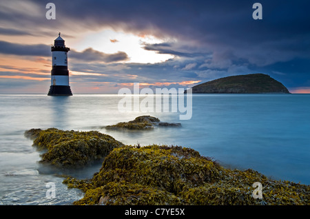 Morgendämmerung am Penmon Point Lighthouse, Penmon, Isle of Anglesey, North Wales, UK Stockfoto