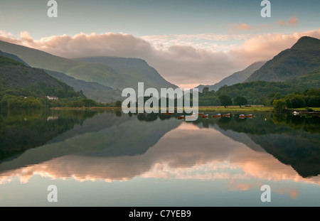 Ruderboote, Llyn Padarn & Dolbadarn Burg, Llanberis Pass, Snowdonia National Park, North Wales, UK Stockfoto