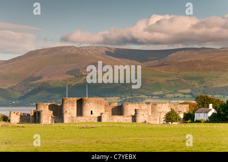 Beaumaris Castle unterstützt von Snowdonia, Beaumaris, Anglesey, North Wales, UK Stockfoto