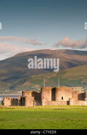 Beaumaris Castle unterstützt von Snowdonia, Beaumaris, Anglesey, North Wales, UK Stockfoto