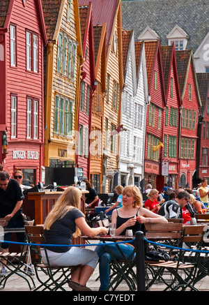 Bergens alte Wharf Bezirk, Bryggen, hölzerne Lager Fassaden im hanseatischen Stil & Farben Stockfoto