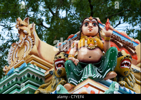 Hindu-Gottheiten, bemalte Statuen, auf einem ländlichen hindu-Tempel. Andhra Pradesh, Indien Stockfoto