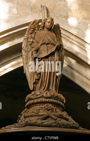 Engel-Statue in der Kirche Saint-Merri - Paris, Frankreich Stockfoto