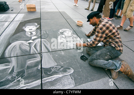 Eine Straße Künstler Zeichnung Charlie Chaplin auf dem Bürgersteig Kreiden - Paris, Frankreich Stockfoto