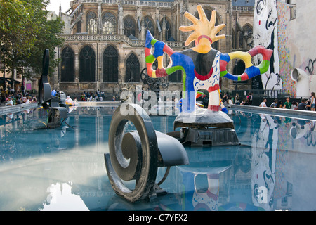 Strawinsky-Brunnen und Saint-Merri Kirche in der Nähe von Centre George Pompidou in Paris, Frankreich Stockfoto