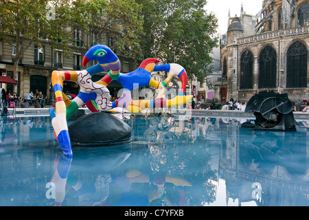 Strawinsky-Brunnen und Saint-Merri Kirche in der Nähe von Centre George Pompidou in Paris, Frankreich Stockfoto