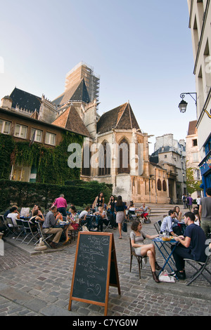 Menschen, die genießen eines Drink an einer Caféterrasse im Stadtviertel Le Marais - Paris, Frankreich Stockfoto