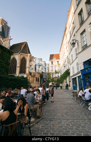 Menschen, die genießen eines Drink an einer Caféterrasse im Stadtviertel Le Marais - Paris, Frankreich Stockfoto